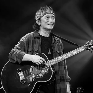 Pongsit Kampee - phleng phuea chiwit band photo